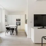 Guesthost - Bright Flat Near Stazione Apartment *