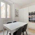 Guesthost - Bright Flat Near Stazione Apartment