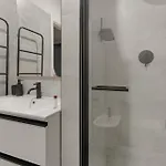 Guesthost - Bright Flat Near Stazione Apartment *