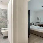 Guesthost - Bright Flat Near Stazione