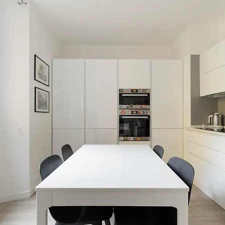 Apartment Guesthost - Bright Flat Near Stazione *