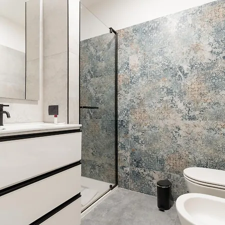 Guesthost - Bright Flat Near Stazione Apartment