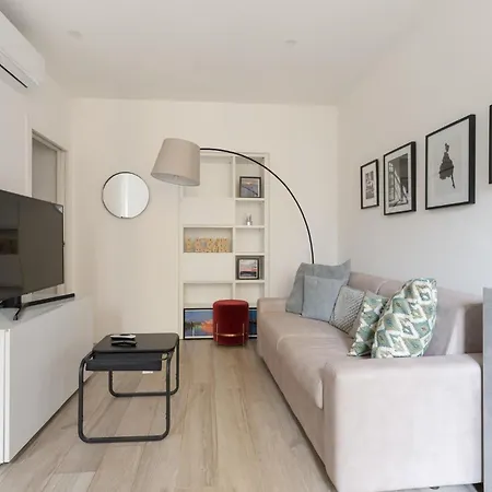 Apartment Guesthost - Bright Flat Near Stazione