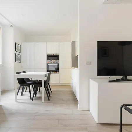 Guesthost - Bright Flat Near Stazione Appartement *