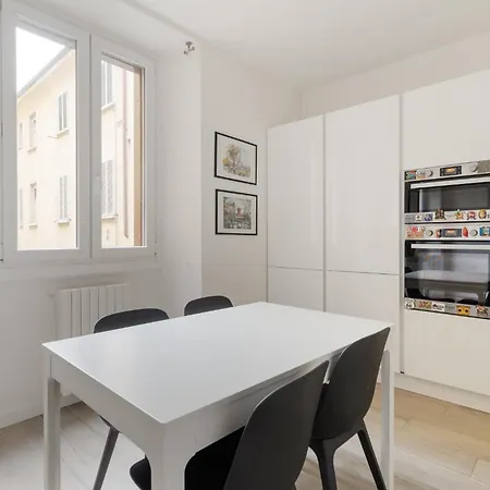 Guesthost - Bright Flat Near Stazione Appartement