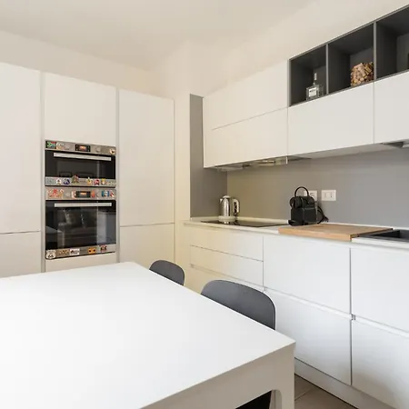 Guesthost - Bright Flat Near Stazione Milaan
