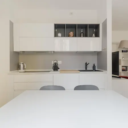 Guesthost - Bright Flat Near Stazione Appartement