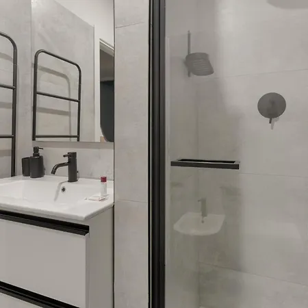 Guesthost - Bright Flat Near Stazione Appartement *