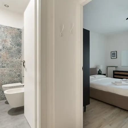 Guesthost - Bright Flat Near Stazione