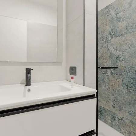 Guesthost - Bright Flat Near Stazione * Milaan